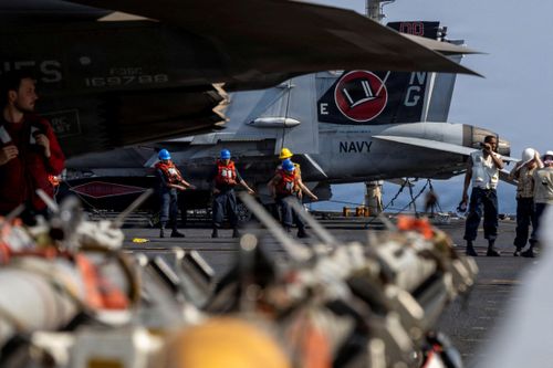 Các thủy thủ Hải quân Mỹ kéo dây trong quá trình tiếp nhiên liệu trên boong tàu sân bay lớp Nimitz USS Abraham Lincoln hôm 10/3. Ảnh: US Navy.