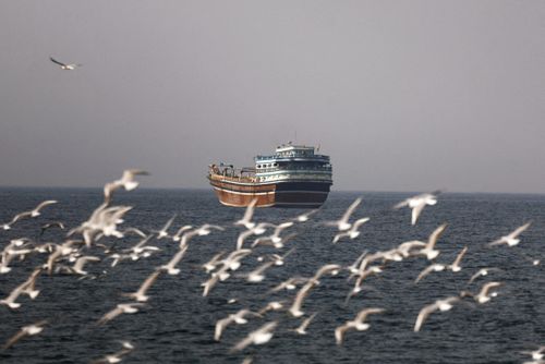 Một tàu ở eo biển Hormuz, nhìn từ Musandam, Oman hôm 2/3. Ảnh: Reuters.