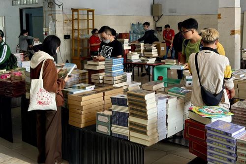  Đông đảo độc giả tham gia hoạt động "xả kho" của Đông A trong những ngày đầu tiên. Ảnh: Đông A. 