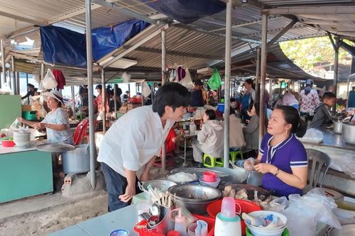  Tuổi thơ của chàng trai đến từ miền Tây gắn liền với khu chợ gần nhà. 