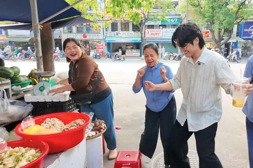  Lúc ngẫu hững các cô, bác tiểu thương trong chợ giải trí bằng vài điệu nhảy. 