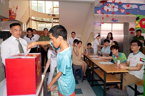 Những cử tri đặc biệt tại Làng Hòa Bình - Bệnh viên Từ Dũ tham gia bỏ phiếu