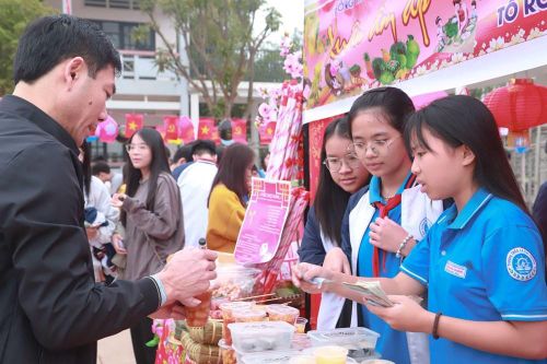 Các em học sinh Trường THCS Lê Văn Thiêm bán hàng tại hội chợ để quyên góp tiền cho các bạn nhỏ khó khăn trong chương trình "Xuân yêu thương"