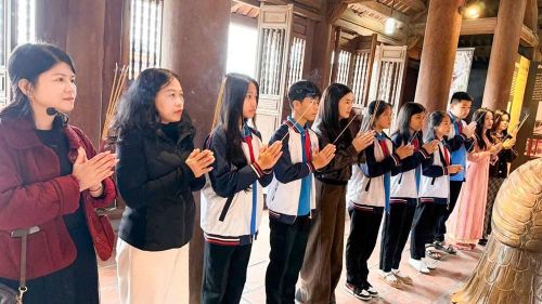 Các giáo viên và học sinh Trường THCS Lê Văn Thiêm dâng hương tưởng nhớ, tri ân tại Văn Miếu Hà Tĩnh