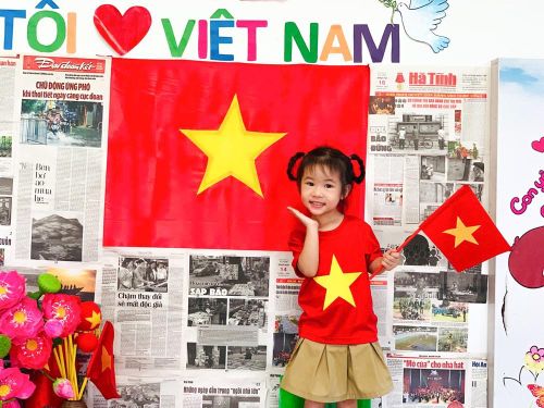 Thông qua các hoạt động trải nghiệm ngoại khóa, ngay từ bậc mầm non, các em nhỏ đã được thấm nhuần và dạy về tình yêu quê hương, đất nước