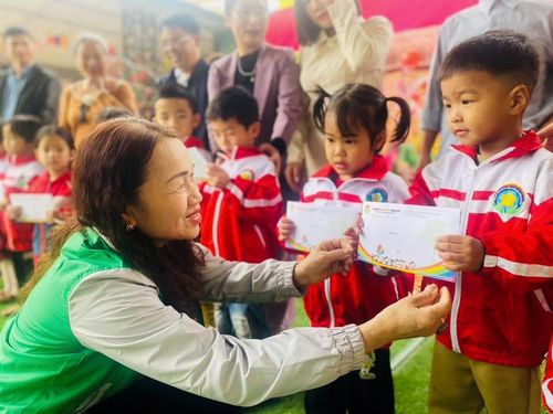 Thông qua các hoạt động tặng quà cho các em học sinh có hoàn cảnh khó khăn, các em nhỏ được dạy về tấm lòng chia sẻ, nhân ái với bạn bè và cộng đồng