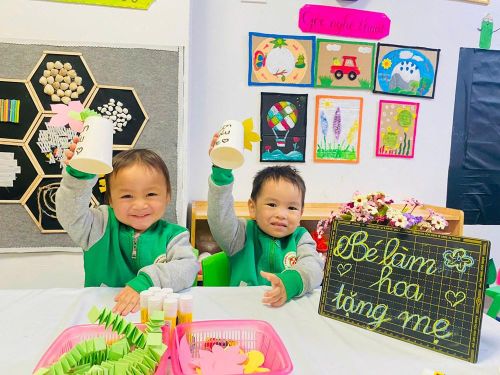 Các em nhỏ Trường Mầm non Trí Đức 2, tỉnh Hà Tĩnh làm hoa tặng mẹ nhân dịp 8.3