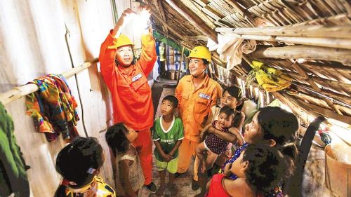  Niềm vui mang nguồn điện đến vùng sâu, vùng xa. (Ảnh: ĐỨC HÀ) 