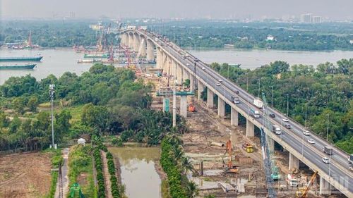 Theo phản ánh của các doanh nghiệp, tại một số địa phương, đặc biệt khu vực phía nam, đang xuất hiện cơ chế phân phối qua trung gian, khiến giá vật liệu bị đẩy lên cao bất thường.