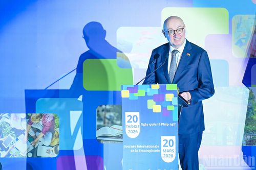 Ông Pierre du Ville, Trưởng Đại diện Phái đoàn Wallonie-Bruxelles, Chủ tịch Nhóm GADIF chúc mừng cá nhân tiêu biểu đã đóng góp đối với hợp tác Pháp ngữ tại Việt Nam.