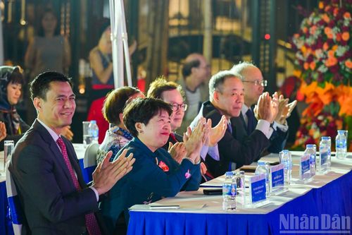Tham dự buổi lễ, về phía Việt Nam có các đồng chí: Nguyễn Thúy Anh, Phó trưởng Ban Chính sách, Chiến lược Trung ương; Đặng Hoàng Giang, Thứ trưởng Ngoại Giao; cùng các đồng chí nguyên lãnh đạo Bộ Ngoại giao.