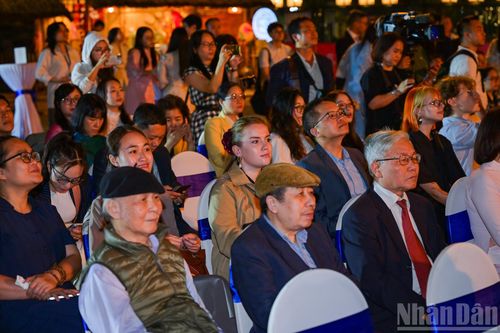 Nhiều thế hệ người yêu và nói tiếng Pháp tham dự buổi lễ.