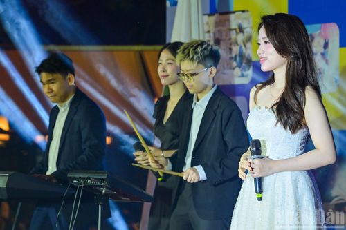Câu lạc bộ Hippo band, Khoa Pháp – Đại học Ngoại ngữ, Đại học Quốc gia Hà Nội biểu diễn tiết mục “La plus belle pour aller danser".