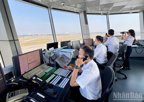 Kiểm soát không lưu tại sân bay quốc tế Nội Bài