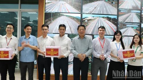  Bộ trưởng Xây dựng Trần Hồng Minh trao quà ghi nhận nỗ lực của cán bộ, kỹ thuật viên tại Trung tâm Back-End. 