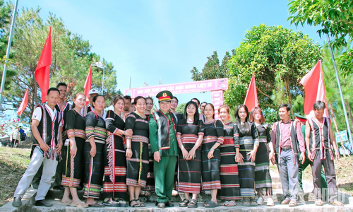 Trở về trong vòng tay đồng bào Tây Nguyên.