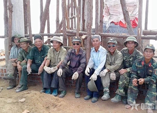 Các thành viên Ban liên lạc đóng góp vật chất, công sức tham gia thi công công trình Di tích điểm cao 1015 (CHARLIE).