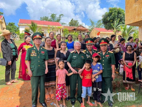 Trung tướng Khuất Duy Tiến, nguyên Tư lệnh Quân đoàn 3 và các cựu chiến binh trong ngày khánh thành công trình nhà bia di tích lịch sử điểm cao 1015 (CHARLIE) và 1049 (DELTA), tháng 3-2018.