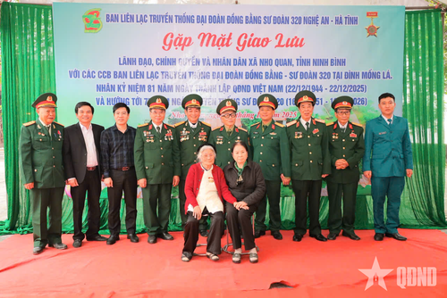 Ban liên lạc giao lưu, tặng quà chính quyền, nhân dân đình Mống (Nho Quan, Ninh Bình).
