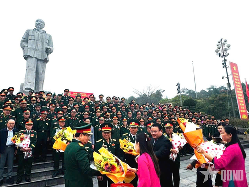  Đoàn 250 cựu chiến binh Ban liên lạc dâng hoa báo công ở quảng trường và tượng đài Hồ Chí Minh ở Thành Vinh, trước lúc hành quân từ Nghệ An vào TP Hồ Chí Minh, cuối tháng 3-2025. 