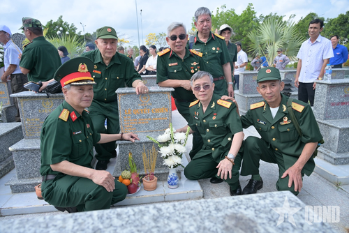 Ban liên lạc Cựu chiến binh Trung đoàn 1, Quân khu 9 (khu vực Hà Nội) bên ngôi mộ đồng đội vừa được xác định danh tính. 