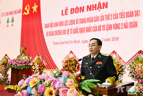 Phó đô đốc Trần Thanh Nghiêm phát biểu chúc mừng đơn vị.