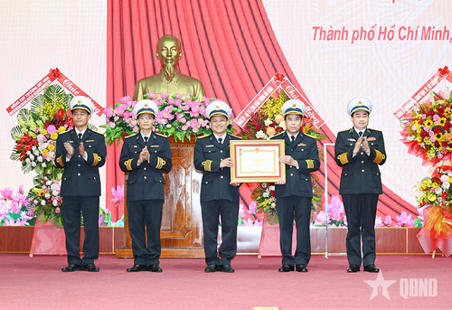 Thừa ủy quyền của Chủ tịch nước, Phó đô đốc Trần Thanh Nghiêm trao danh hiệu Anh hùng LLVT nhân dân tặng Tiểu đoàn DK1. 