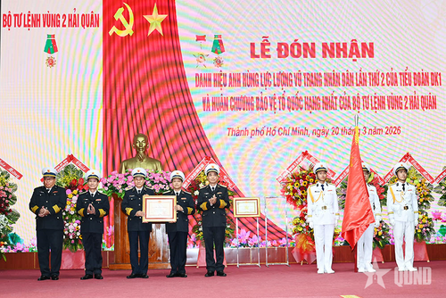 Thừa ủy quyền của Chủ tịch nước, Phó đô đốc Nguyễn An Phong trao Huân chương Bảo vệ Tổ quốc hạng Nhất tặng Vùng 2 Hải quân. 