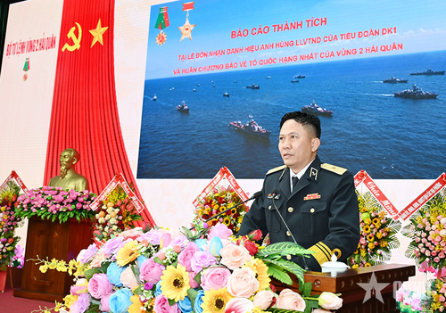  Chuẩn đô đốc Trần Mạnh Chiến, Bí thư Đảng ủy, Chính ủy Vùng 2 Hải quân báo cáo thành tích của đơn vị. 