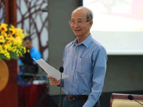 Trung tướng Võ Viết Thanh, nguyên Phó Bí thư Thành ủy, nguyên Chủ tịch UBND TPHCM, nguyên Chỉ huy trưởng Lực lượng TNXP thành phố, phát biểu tại hội thảo. Ảnh: NGUYỄN HOÀNG
