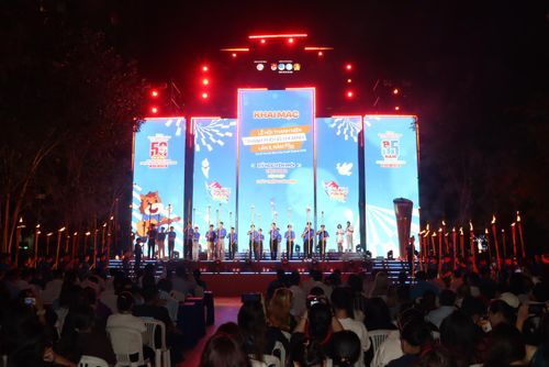  Đoàn viên, thanh niên thực hiện nghi thức thắp đuốc khai mạc Lễ hội Thanh niên TPHCM năm 2026 