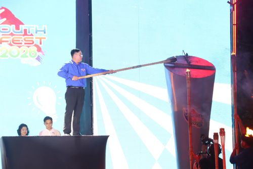  Bí thư Thành đoàn TPHCM Ngô Minh Hải thực hiện nghi thức thắp đuốc khai mạc Lễ hội Thanh niên TPHCM năm 2026 