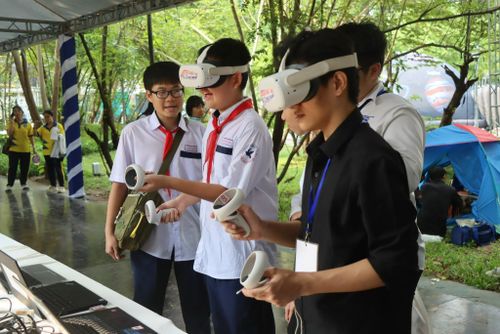  Các bạn trẻ trải nghiệm không gian tại lễ hội 