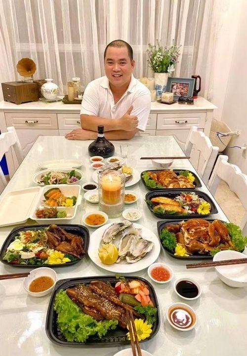 Khu bếp thiết kế liền với phòng khách, bàn ăn cũng đặt trong cùng không gian này. Ảnh: FBNV