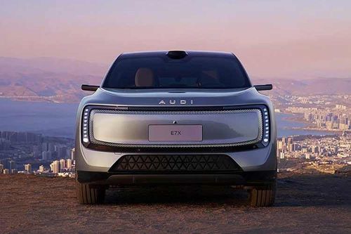 Xe có tùy chọn mâm 21 inch hoặc 22 inch. Tương tự người anh em E5 Sportback, AUDI E7X cũng được áp dụng phong cách thiết kế tối giản và mượt mà nhằm tối ưu hóa tính khí động lực học, cải thiện phạm vi di chuyển sau khi sạc.
