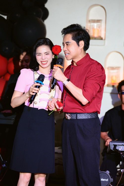 Không chỉ là một bữa tiệc sinh nhật đơn thuần, đây còn là một mini show đầy ngẫu hứng khi các nghệ sĩ liên tục biểu diễn, giao lưu và mang đến những tiết mục đặc biệt. Một trong những khoảnh khắc đáng nhớ nhất chính là màn song ca “Đêm tâm sự” giữa Ngọc Sơn và Lệ Quyên để chúc mừng sinh nhật “búp bê” Thanh Thảo.