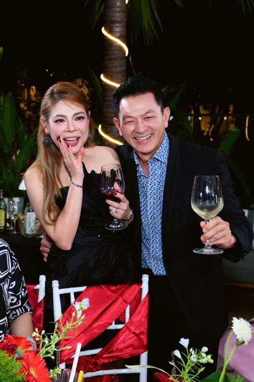 Chia sẻ sau buổi tiệc, Thanh Thảo không giấu được cảm xúc khi gọi đây là một trong những sinh nhật “đáng nhớ và trọn vẹn nhất” của mình. Nữ ca sĩ bày tỏ niềm hạnh phúc khi được đón tuổi mới trong vòng tay yêu thương của gia đình, đặc biệt là món quà bất ngờ từ ông xã, cùng sự hiện diện của những đồng nghiệp thân thiết đã đồng hành suốt nhiều năm trong sự nghiệp.