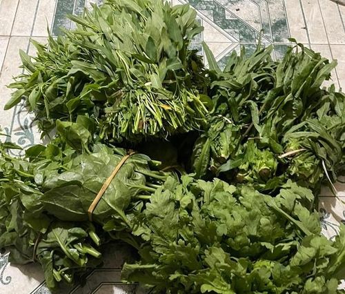 Giá rau xanh cùng thực phẩm tăng giá khiến nhiều người phải thắt chặt chi tiêu. Ảnh: Facebook