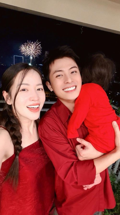 Trước đó, cặp đôi gần như không công khai rõ mặt con, chỉ chia sẻ những hình ảnh chụp từ phía sau hoặc góc nghiêng. Ảnh: FB Gin Tuấn Kiệt.