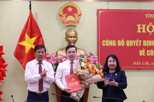 Ông Lương Nguyễn Minh Triết, Bí thư Tỉnh ủy và bà Cao Thị Hòa An, Phó Bí thư Thường trực Tỉnh ủy, Chủ tịch HĐND tỉnh trao quyết định, tặng hoa chúc mừng ông Đỗ Hữu Huy. (Ảnh: TT)