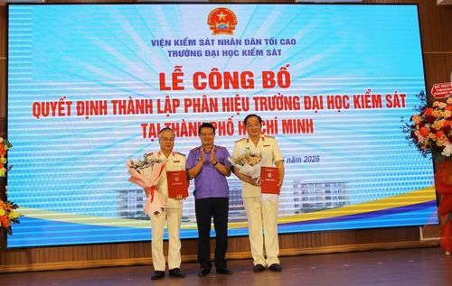 Ông Nguyễn Huy Tiến, Viện trưởng Viện Kiểm sát nhân dân tối cao (giữa) trao các quyết định về công tác cán bộ tại Phân hiệu.