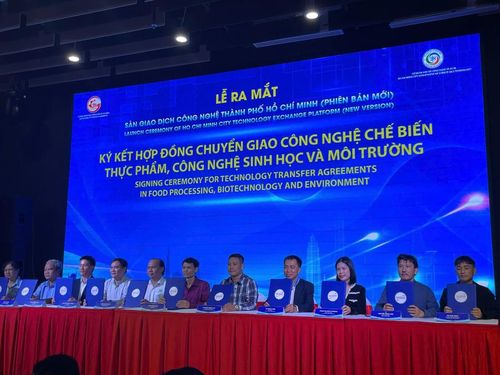 Đại diện các bên ký kết hợp tác chuyển giao công nghệ. Ảnh: Hà An.
