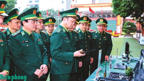 Thủ trưởng Bộ Tư lệnh Bộ đội Biên phòng, Bộ Tham mưu, các Cục tham quan khu trưng bày vật chất, trang thiết bị khí tài thông tin mới trong Lễ ra quân huấn luyện cơ quan Bộ Tư lệnh năm 2026. Ảnh: Chiến Khu
