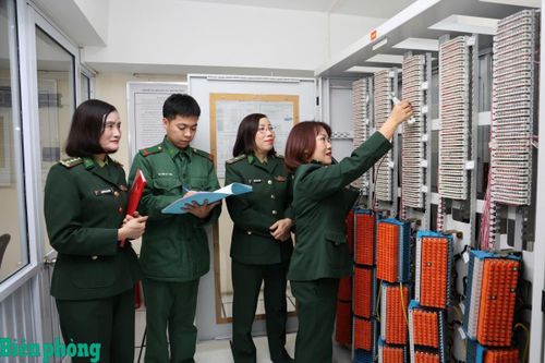 Cán bộ, chiến sĩ Trạm Tổng đài VT32, Trung đội 4, Đại đội 2, Tiểu đoàn 1, Lữ đoàn Thông tin 21 Bộ đội Biên phòng thực hiện nhiệm vụ bảo đảm thông tin liên lạc hữu tuyến điện phục vụ công tác chỉ huy, chỉ đạo. Ảnh: Xuân Khoa