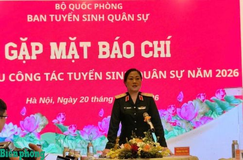 Thiếu tướng Phùng Thị Phú phát biểu tại buổi gặp mặt báo chí. Ảnh: TK