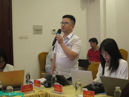 Phóng viên đặt câu hỏi tại gặp mặt báo chí. Ảnh: Thủy Nguyên