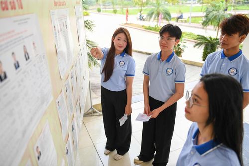 Cử tri đặt niềm tin và sự kỳ vọng rất lớn vào đại biểu dân cử qua từng lá phiếu. Ảnh: TP