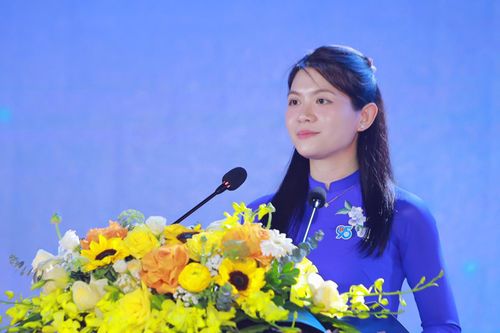 Chị Phạm Thị Thu Hiền – Bí thư Tỉnh Đoàn, Chủ tịch Hội Sinh viên tỉnh Thái Nguyên phát biểu tại chương trình.