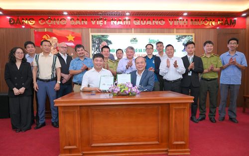 Ký kết thỏa thuận hợp tác và cam kết thực hiện kế hoạch tái hoang dã giữa Vườn quốc gia Cúc Phương và Trung tâm Bảo tồn động vật hoang dã tại Việt Nam.