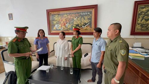 Công an khám xét nơi làm việc của bà Nguyễn Ngọc Tiền. Ảnh: CA